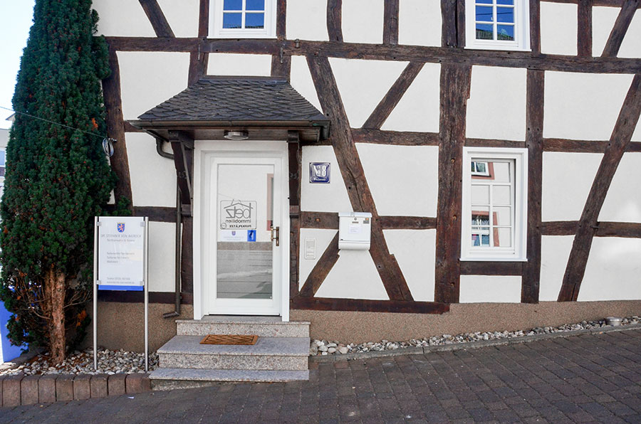 In den Räumlichkeiten dieses Hauses residieren wir In den Räumlichkeiten dieses Hauses residieren wir